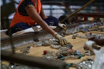 Manual sorting on the production line